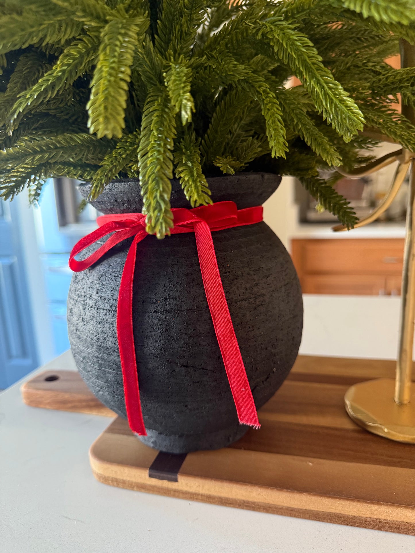 Black Round Pot -7.3”