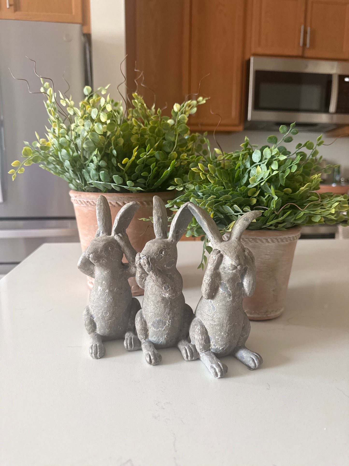 Resin Distressed Gray Three Bunnies
